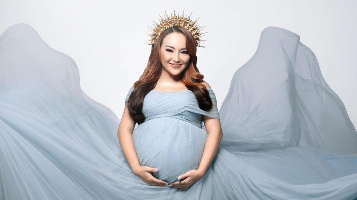 Potret Maternity Shoot Mpok Alpa.
