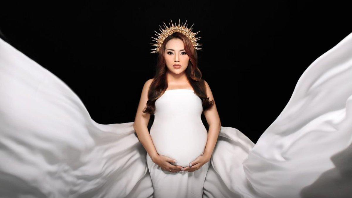 Potret Maternity Shoot Mpok Alpa.
