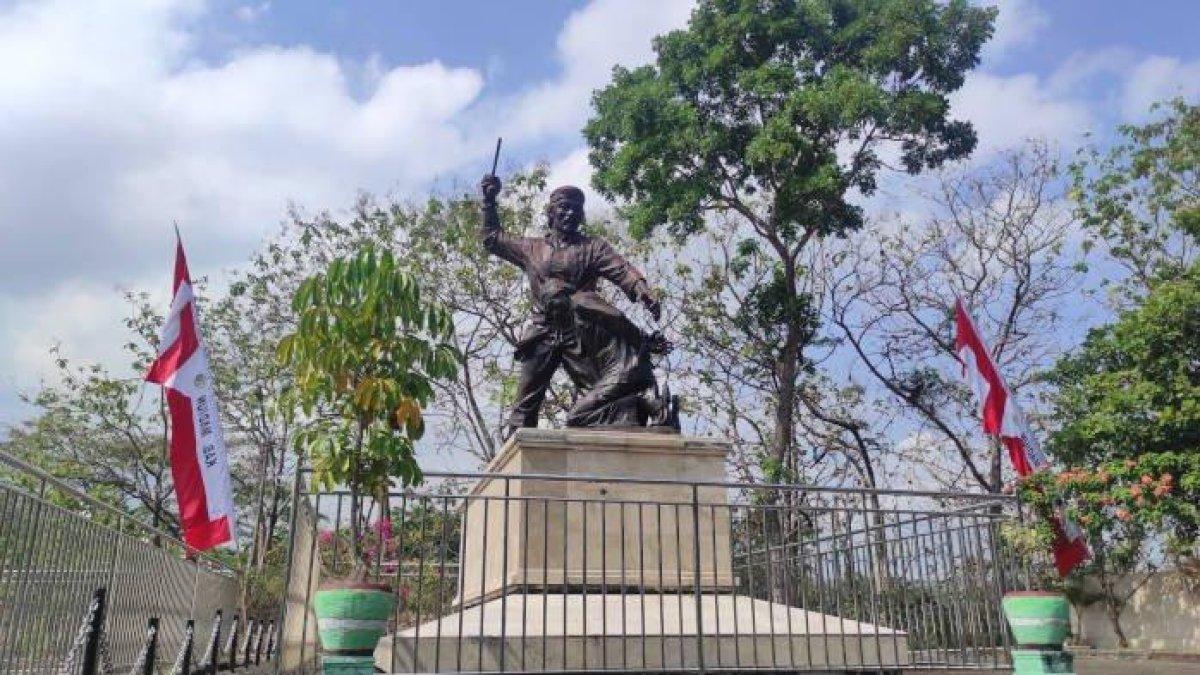 WISATA MADIUN - Potret Monumen Kresek disadur dari Surya.co.id pada Minggu (9/3/2025). Patung seorang anggota Partai Komunis Indonesia (PKI) mengeksekusi tokoh agama sekaligus anggota DPRD Kabupaten Madiun, Kiai Husen.