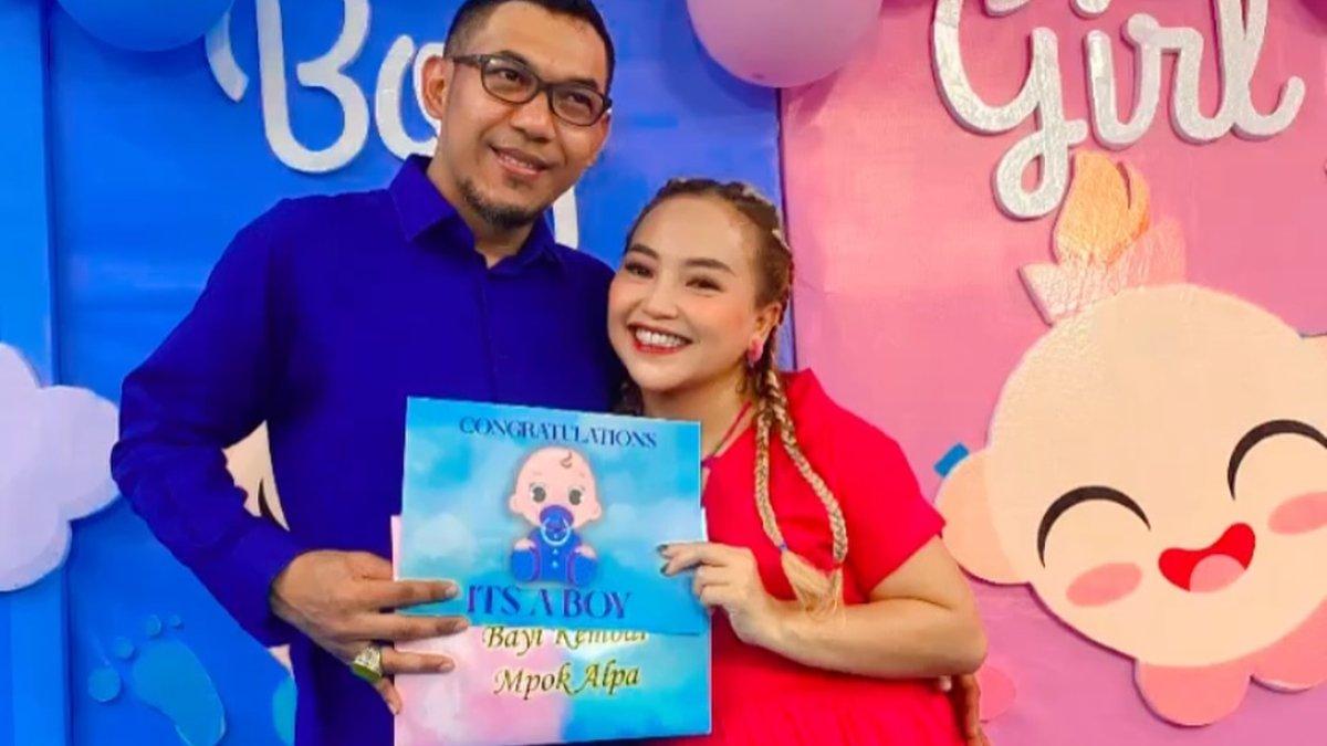 Potret Mpok Alpa bersama suami.