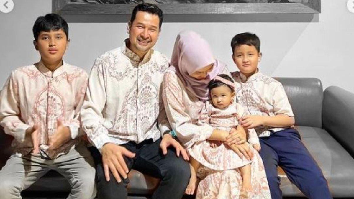 Potret Nuri dan Hikmal bersama ketiga anaknya.