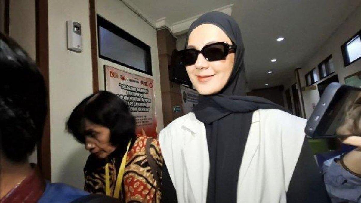 DUGAAN PERSELINGKUHAN PAULA - Potret Paula Verhoeven saat datang di Pengadilan Agama Jakarta Selatan, Rabu (19/2/2025).