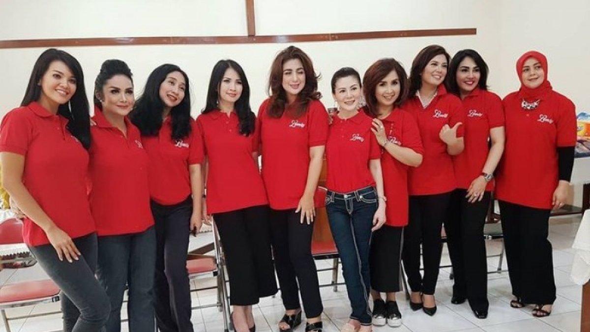 KELUARGA ROY SURYO - Potret Ririen Suryo bersama geng sosialita diambil dari Instagram @ririen_suryo. Ririen Suryo adalah istri Roy Suryo, profesinya mentereng
