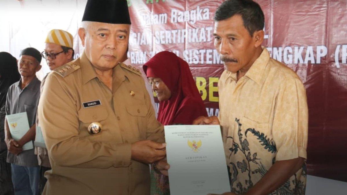 FOTO SANUSI - Potret Sanusi bupati terpilih Pilkada Malang 2024 saat memberikan sertifikat tanah secara simbolis diunduh dari Instagram.com pada Kamis (13/2/2025). Sanusi merupakan bupati termiskin se-Jawa Timur.