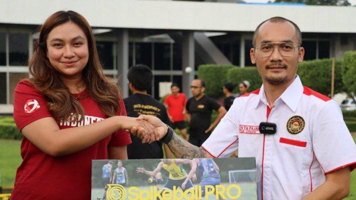 KEPALA DAERAH MUDA - Potret Serena Cosgrova Francis (kiri) saat terima mandat pembentukan Pengurus Provinsi (Pengprov) PORSI NTT.  Serena Cosgrova Francis merupakan <a href='https://manado.tribunnews.com/tag/kepala-daerah-muda' title='kepala daerah muda'>kepala daerah muda</a> pemenang <a href='https://manado.tribunnews.com/tag/pilkada-2024' title='Pilkada 2024'>Pilkada 2024</a>.