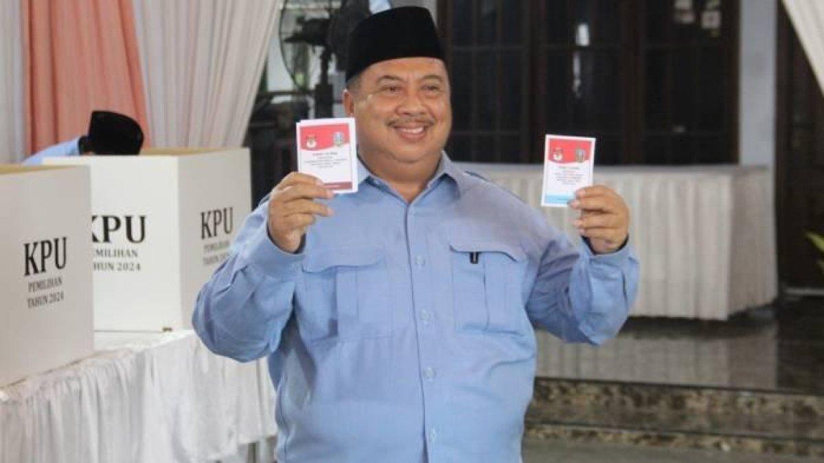 FOTO BUPATI WARSUBI - Potret Warsubi bupati Jombang 2025 dokumen Tribun Jatim (22/3/2025). Warsubi saat Memberikan Hak Suaranya di TPS di Desa Mojokrapak Pilkada Jombang 2024.