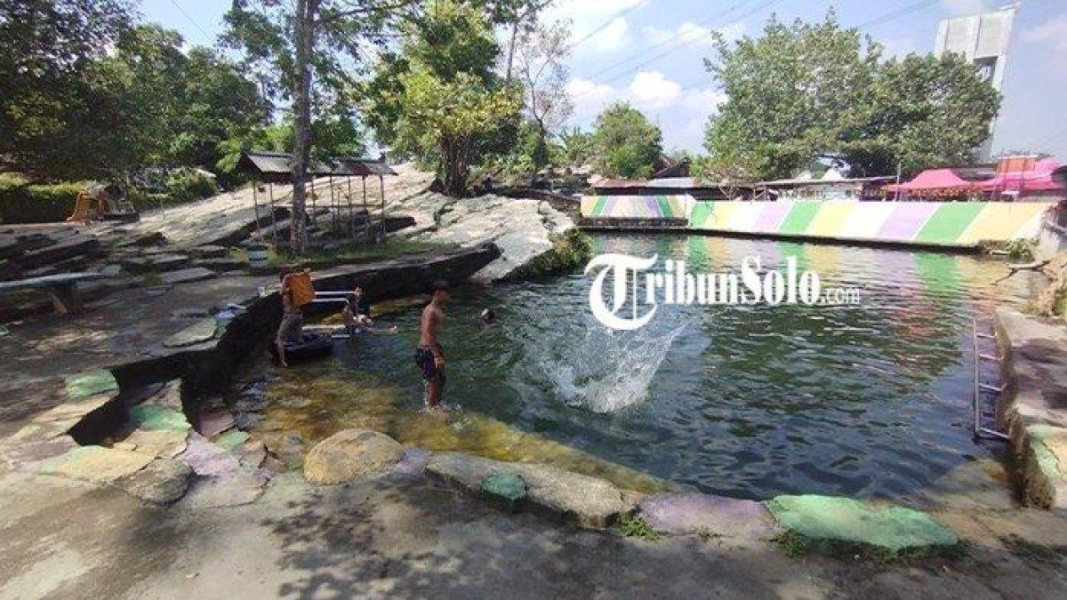 WISATA KLATEN: Potret anak-anak berenang di Taman Bulusan atau Sendang Bulus Jimbung, Kalikotes, Klaten