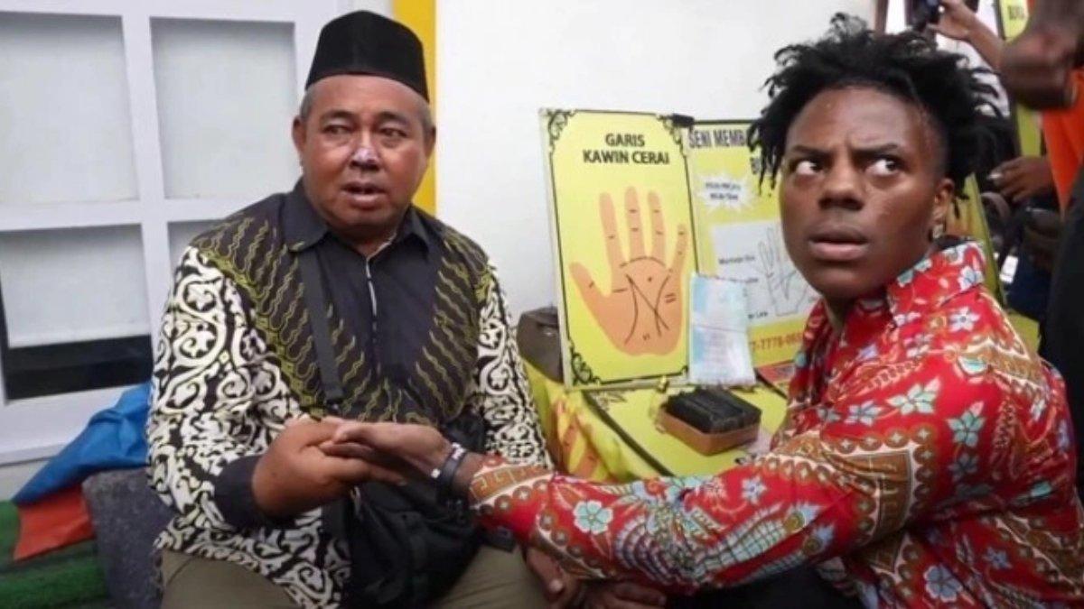 Potret iShowSpeed saat live streaming di Kota Tua Jakarta.