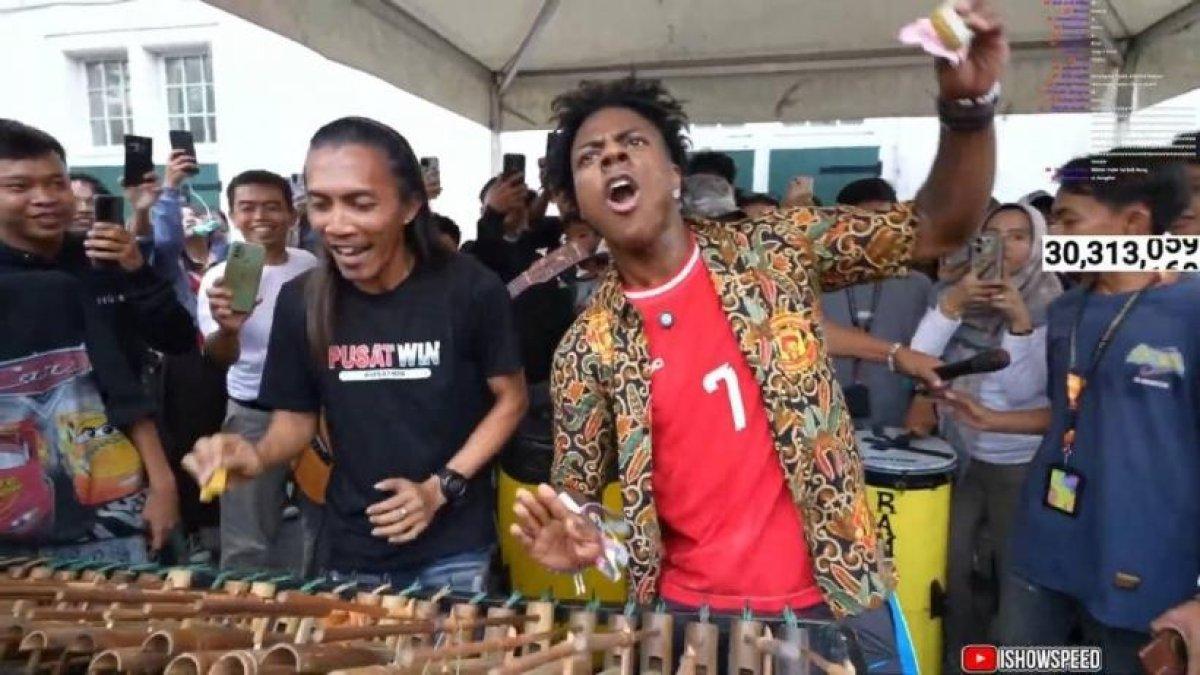 Potret iShowSpeed saat live streaming di Kota Tua Jakarta.