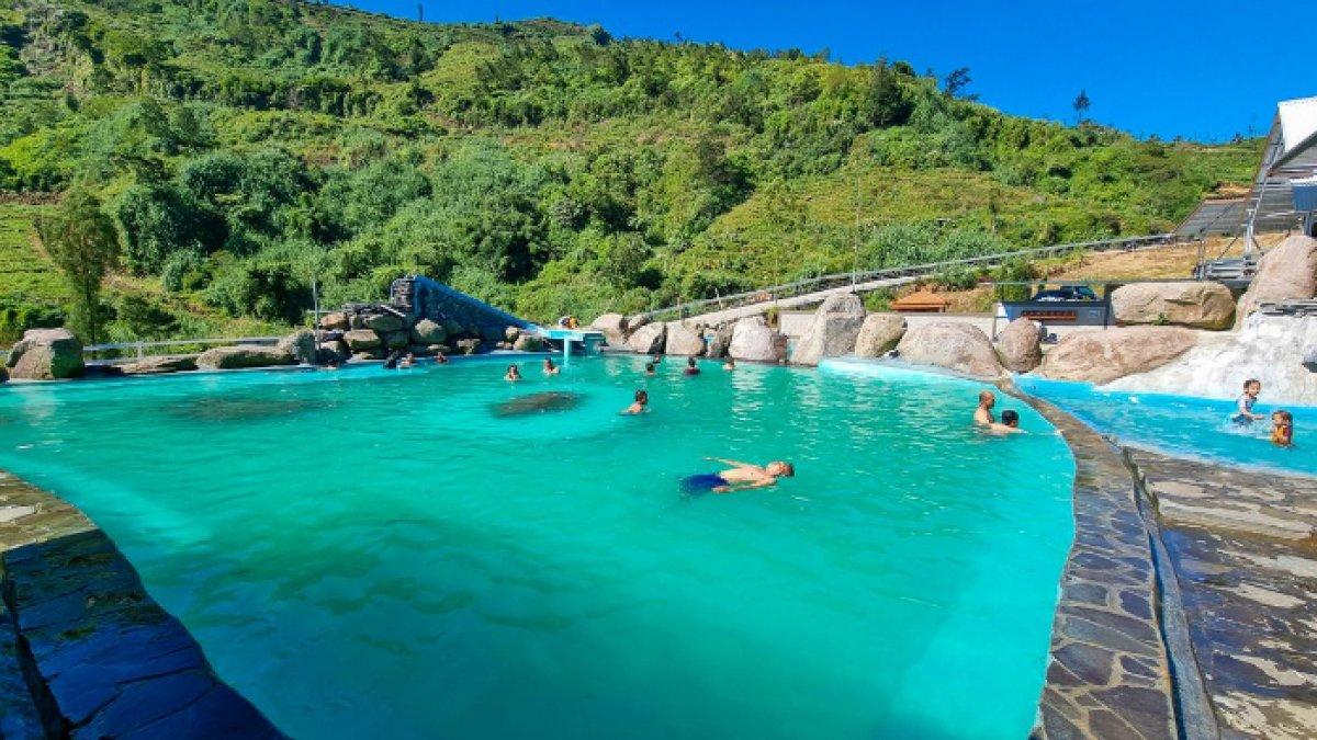 WISATA SERU - Potret pemandian air hangat Banyu Alam disadur dari Kompas.com pada Jumat (18/4/2025). Air di kolam pemandian dipanaskan secara alami dari sumber panas bumi yang berada di bawah tanah