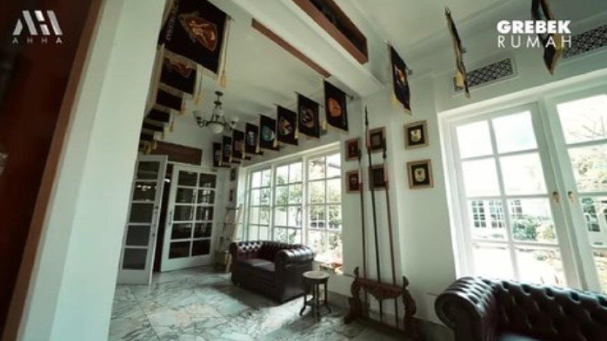 Potret ruangan di rumah Prabowo Subianto cukup elegan dengan sentuhan jawa dan klasik