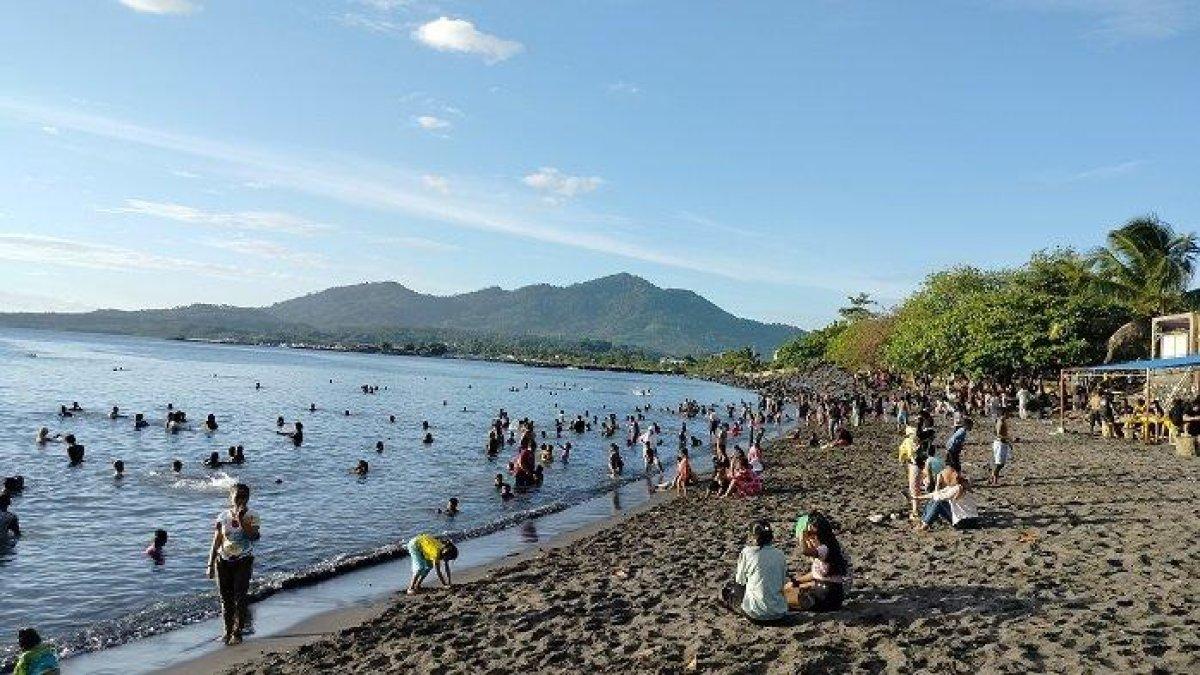 WISATA PANTAI MANADO - Potret warga yang datang ke Pantai Karang Ria, Manado, Sulawesi Utara.