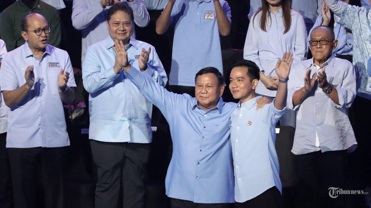 Calon Presiden dan Calon Wakil Presiden nomor urut 2 Prabowo Subianto dan Gibran Rakabuming Raka menyapa pendukungnya saat konsolidasi pendukung di Sentul Intenational Convention Center (SICC), Kabupaten Bogor, Jawa Barat, Minggu (10/12/2023). Dalam konsolidasi pendukung yang bertajuk 'Waktunya Indonesia Maju' tersebut, Prabowo dan Gibran memberikan gagasan dan visi-misinya kepada pendukungnya.