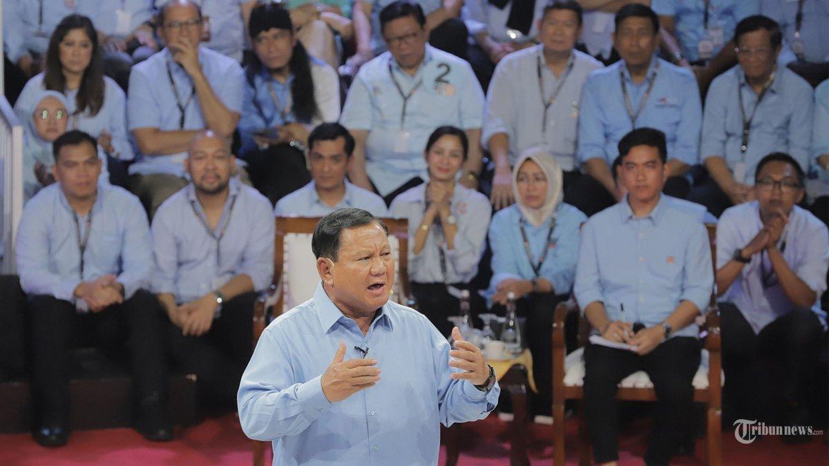 Calon Presiden nomor urut 02 Prabowo Subianto memaparkan visis dan misi saat mengikuti Debat Pertama Calon Presiden 2024 di Halaman Gedung KPU, Jakarta Pusat, Selasa (12/12/2023). Debat Perdana tersebut mengusut tema Hukum, Hak Asasi Manusia (HAM), Pemberantasan Korupsi, dan Penguatan Demokrasi.