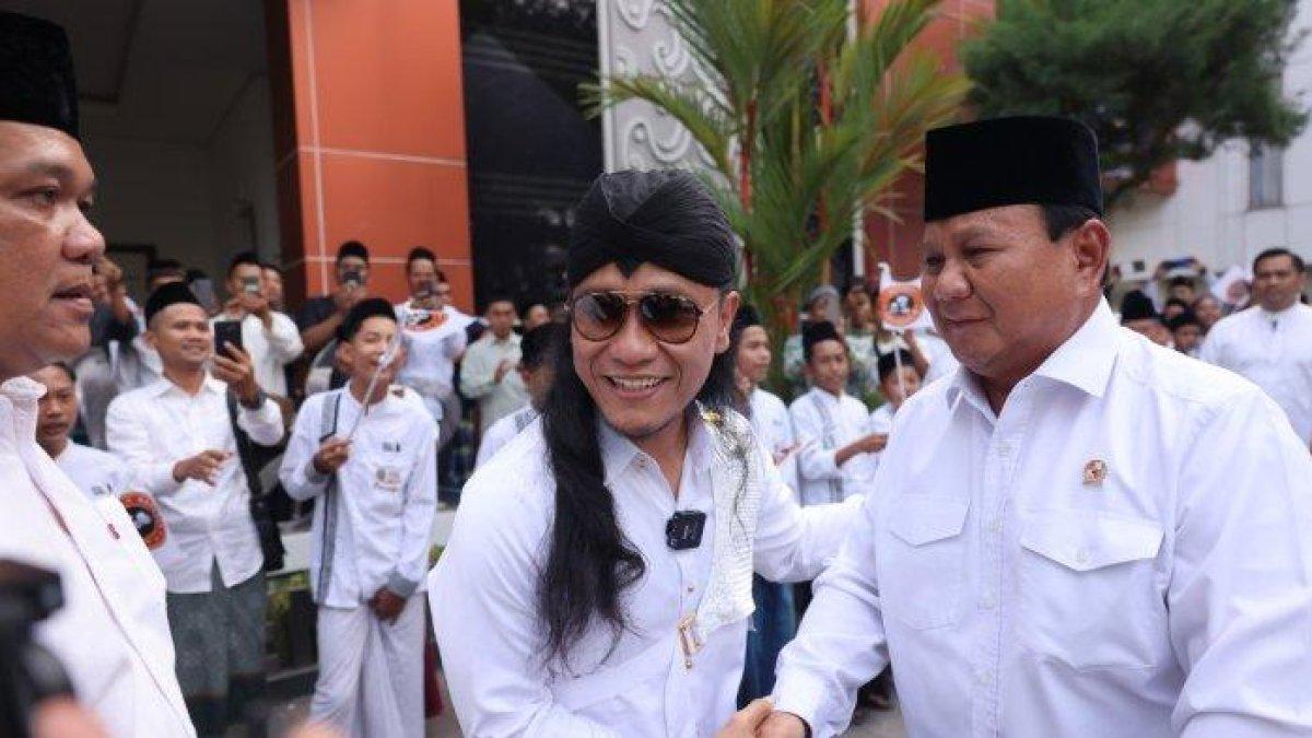Ketua Umum Partai Gerindra, Prabowo Subianto (kanan) tiba di Ponpes Ora Aji, Sleman Yogyakarta, disambut oleh pengasuh ponpes tersebut. Gus Miftah. Prabowo datang untuk menghadiri milad ke-11 Ponpes Ora Aji yang bertajuk 'Orasi dan Konser Kebangsaan'