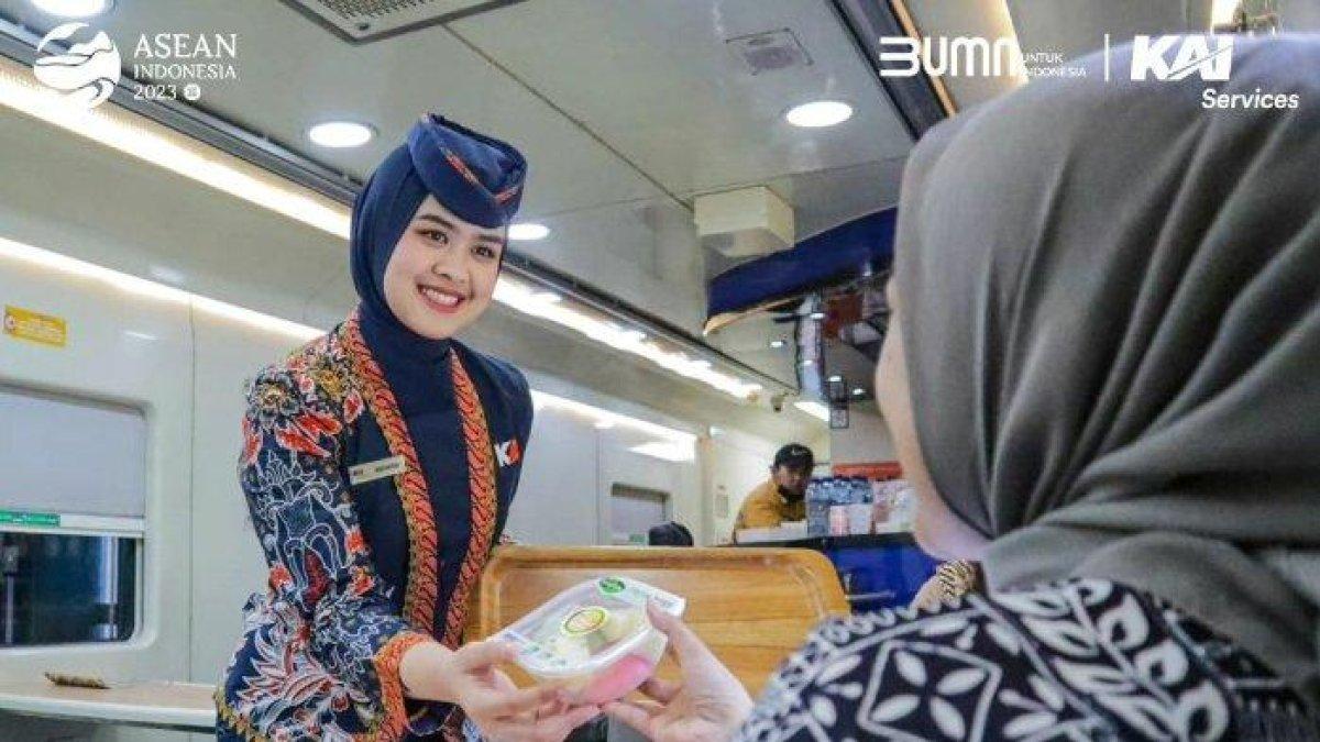 Pramugari Kereta Api - KAI Services buka lowongan kerja Pramugara dan Pramugari untuk wilayah Ketapang, pendaftaran walk in interview pada 29 Maret 2024.