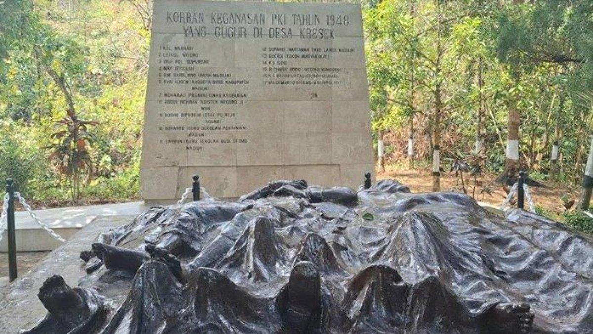 WISATA MADIUN - Prasasti batu di Monumen Kresek di Desa Kresek, Kecamatan Wungu, Kabupaten Madiun,Senin (30/9/2024). Prasasti batu tersebut menampilkan daftar nama warga yang menjadi korban pembunuhan PKI.