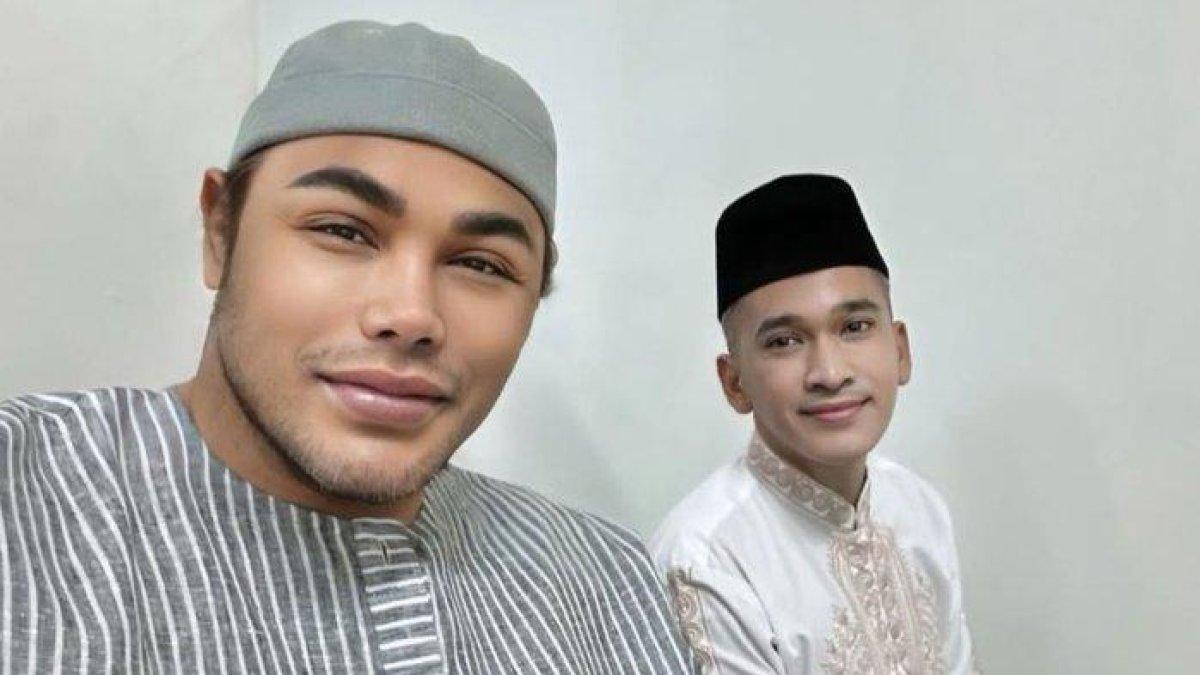 RUBEN SALAT IED- Presenter Ruben Onsu (kanan) diajak berfoto selfie dengan sahabatnya, presenter Ivan Gunawan saat shalat ied Hari Raya Idul Fitri 1446 H, Senin (31/3/2025). Belum diketahui apakah Rubesn Onsu resmi mualaf atau masuk Islam. (Instagram @ivan_gunawan dan @ruben_onsu)