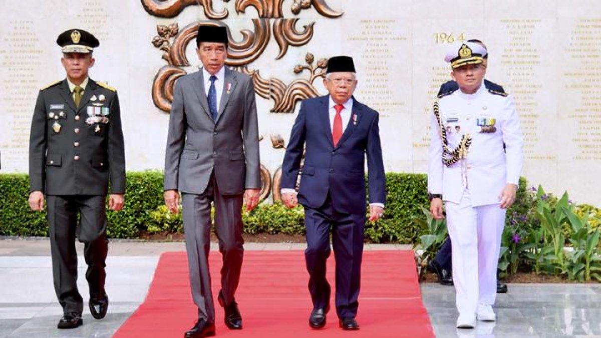 Presiden Joko Widodo dan Wakil Presiden Ma'ruf Amin menghadiri Upacara Peringatan Ziarah Nasional untuk memperingati Hari Pahlawan di Taman Makam Pahlawan Kalibata, Jakarta, Jumat, 10 November 2023.