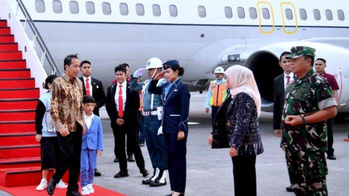 Presiden Jokowi bersama Ibu Negara Iriana tiba di Bandara Juanda, Sidoarjo, Jatim, Jumat (10/11/2023).