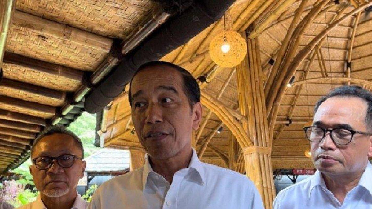 Presiden Jokowi di Kampung Kecil, Kawasan Serang, Banten, Senin, (8/1/2023). Ia menyebut tidak semua data pertahanan dan keamanan bisa dibuka kepada publik.