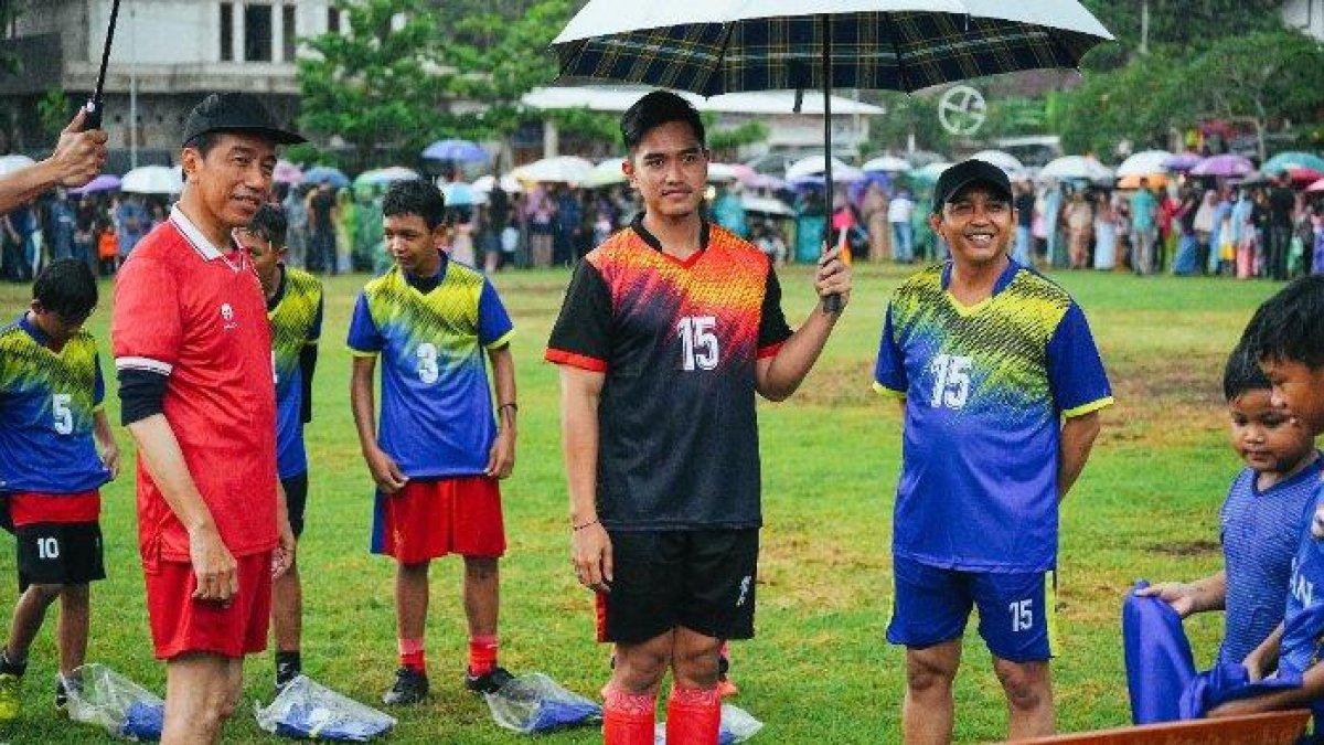 Presiden Jokowi (kaus merah) saat bermain bola bersama anaknya yang juga Ketua Umum PSI Kaesang Pangarep di Yogyakarta, Sabtu (27/1/2024).