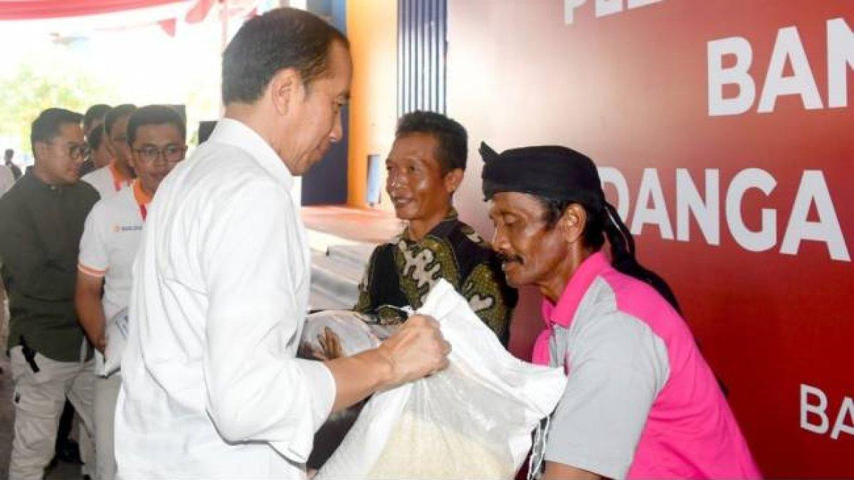 Presiden Jokowi memberikan bantuan pangan cadangan beras pemerintah (CBP) di Gudang Bulog Klahang, Kabupaten Banyumas, Jawa Tengah, Rabu (03/01/2024).