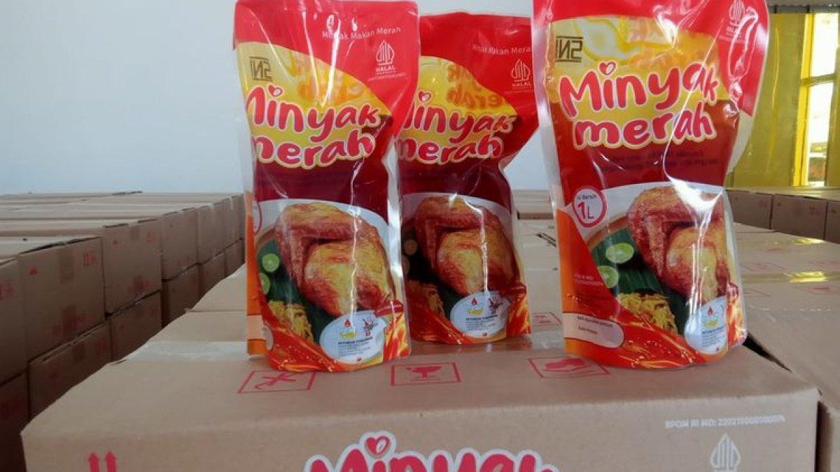 Presiden Jokowi mempromosikan minyak makan merah, yang diklaim lebih murah dari minyak goreng.