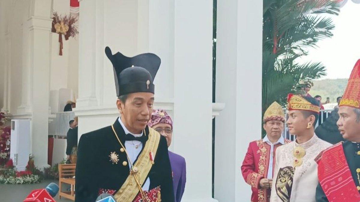 Presiden Jokowi saat memberikan keterangan pers di Istana Merdeka, Jakarta, Kamis (17/8/2023).