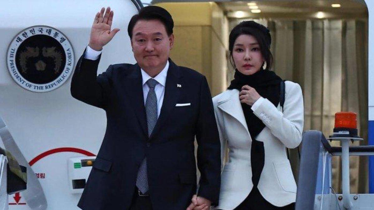 Presiden Korea Selatan dan Istrinya yakni Ibu Negara Korea Selatan Kim Keon Hee jadi sorotan setelah mengunjungi Inggris.