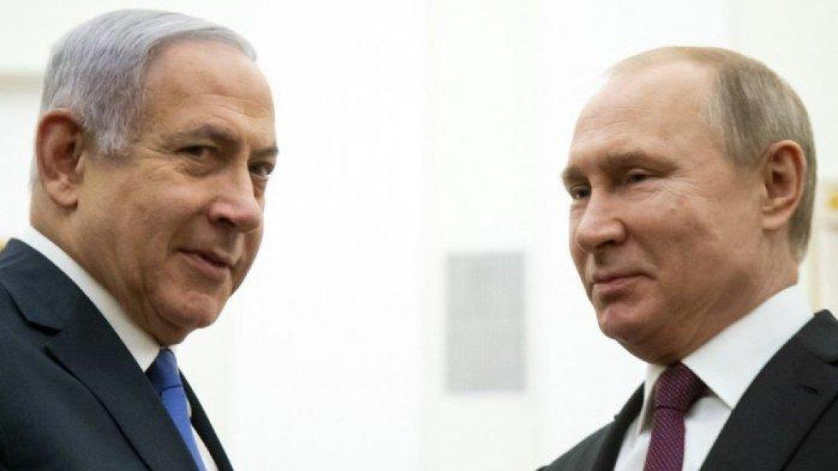 Presiden Rusia Vladimir Putin (kanan) berbicara dengan Perdana Menteri Israel Benjamin Netanyahu, selama pertemuan mereka di Kremlin di Moskow pada 4 April 2019.  Netanyahu menelepon Putin untuk mengkritik sikap Rusia terhadap perang Israel-Hamas di Jalur Gaza.