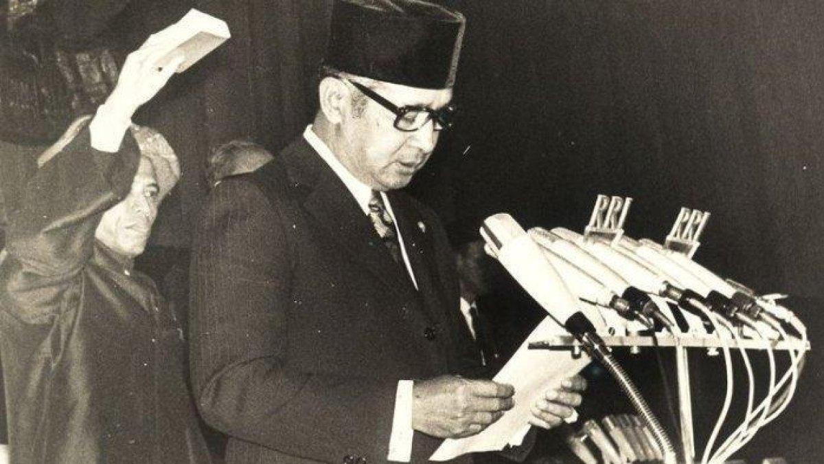 Presiden Soeharto saat dilantik/disumpah menjadi Presiden.