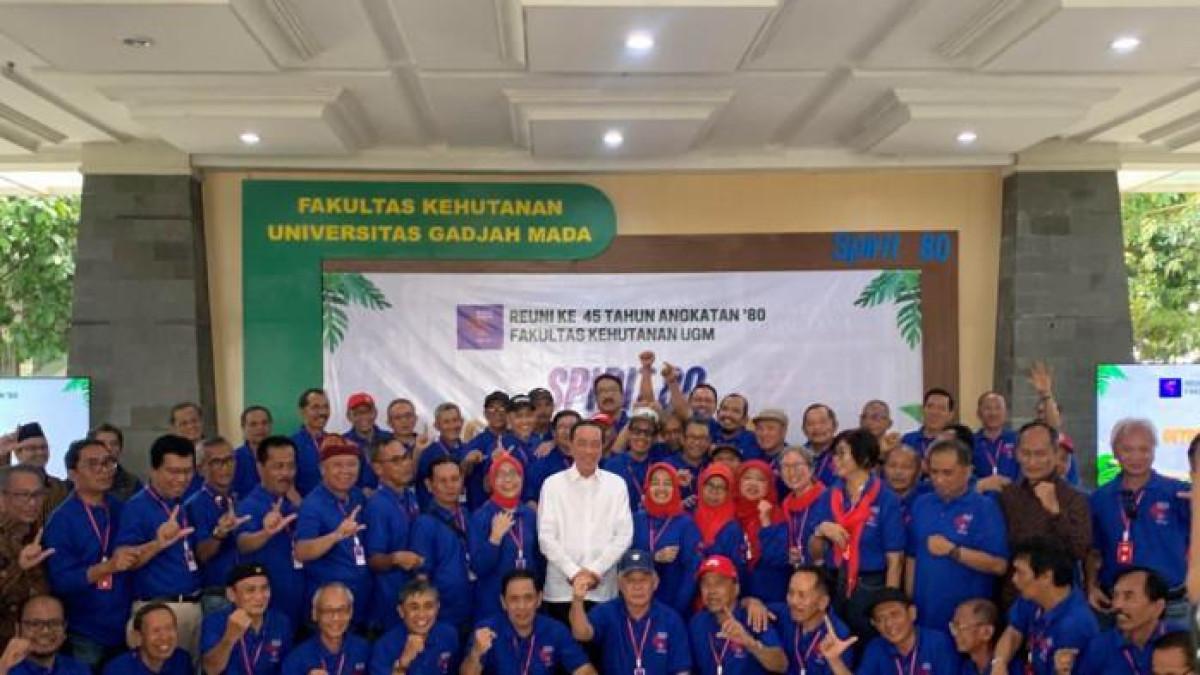 REUNI : Presiden ketujuh RI, Joko Widodo berfoto bersama sahabat-sahabat lamanya dari angkatan 1980 Fakultas Kehutanan UGM dalam Reuni ke-45 di Sleman, Sabtu (26/7/2025). Dalam suasana hangat tersebut, Jokowi menyampaikan curahan hati soal polemik ijazah yang kembali menyeruak