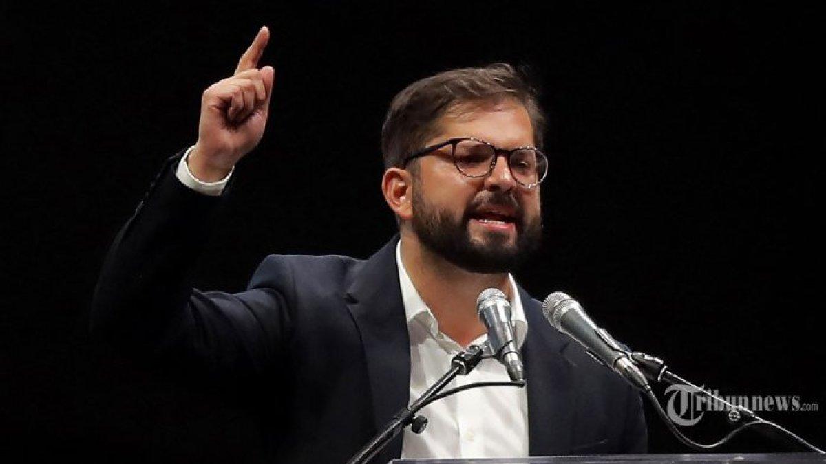 Presiden terpilih Chile Gabriel Boric berbicara kepada para pendukung setelah hasil resmi pemilihan presiden putaran kedua, di Santiago, pada 19 Desember 2021.