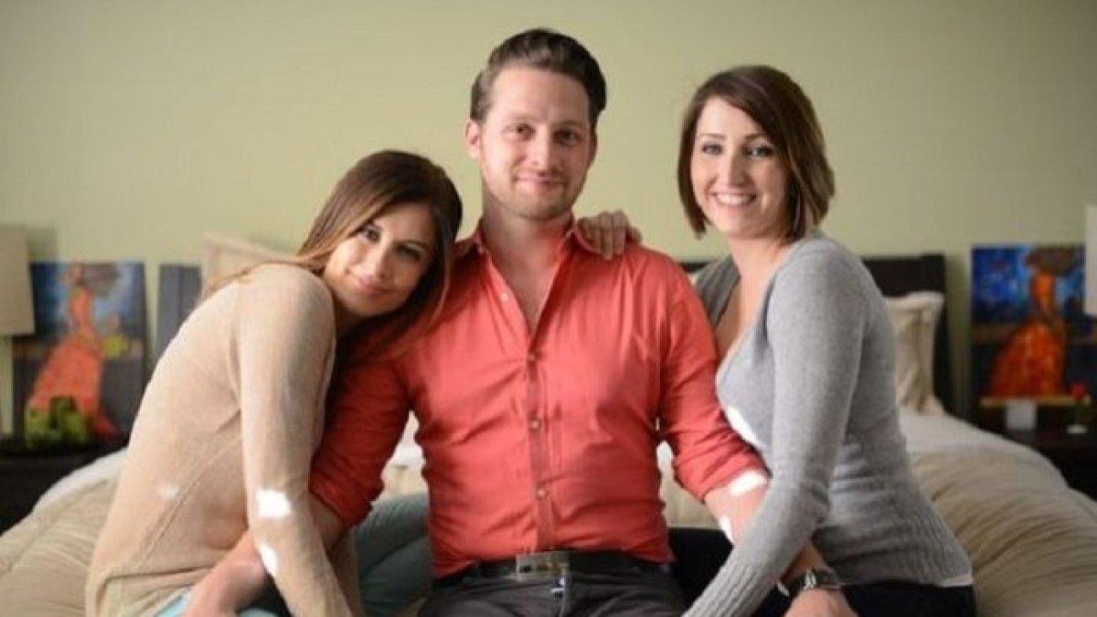 Ilustrasi Pria Tinggal Serumah dengan Istri dan Mantan Istrinya