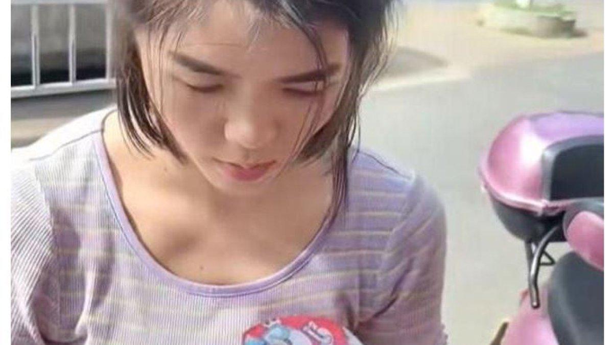 Pria ajak istri dan anaknya bekerja aa