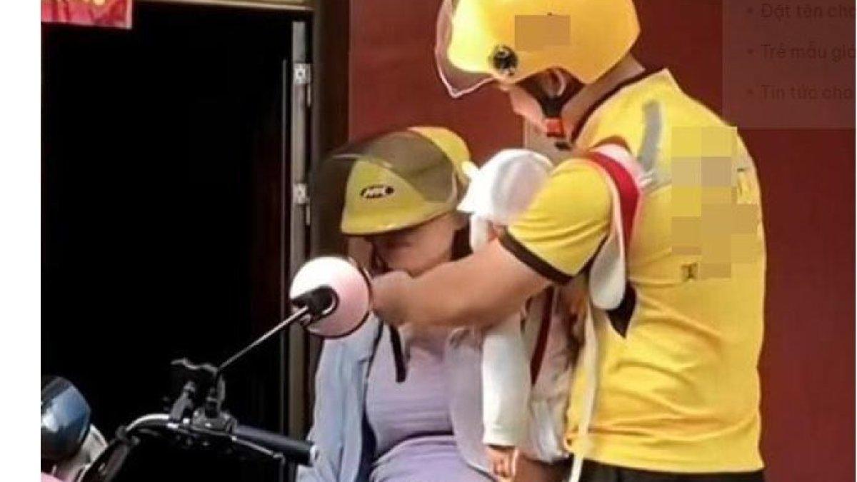 Pria ajak istri dan anaknya bekerja