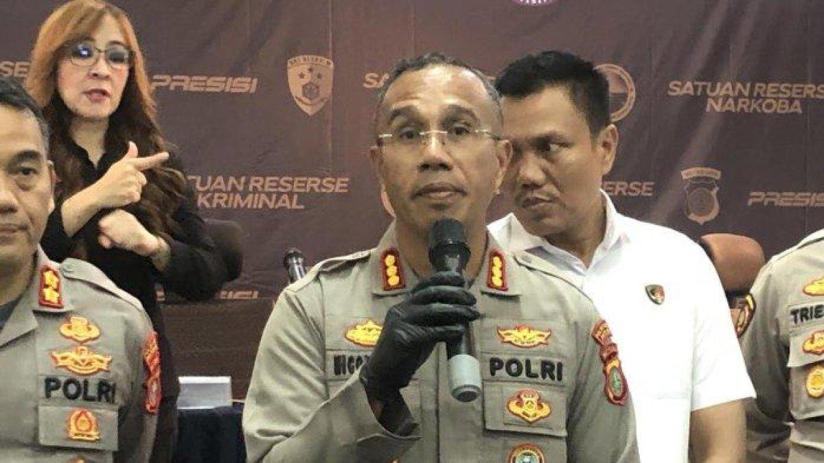Seorang pria berinisial BN (48) tewas usai dibunuh adik iparnya berinisial NFP (30) dengan ditusuk menggunakan senjata tajam (sajam) berjenis badik hingga 12 kali saat berada di dalam mobilmya di Jalan AMD, RT 12/RW 06, Kecamatan Ciracas, Jakarta Timur. Kapolres Metro Jakarta Timur, Kombes Pol Nicolas Ary Lilipaly mengatakan BN tewas usai ditikam di sekujur tubuh hingga belasan kali oleh NFP. Motif penikaman kata Nicolas, karena NFP dendam istrinya dilecehkan adik BN
