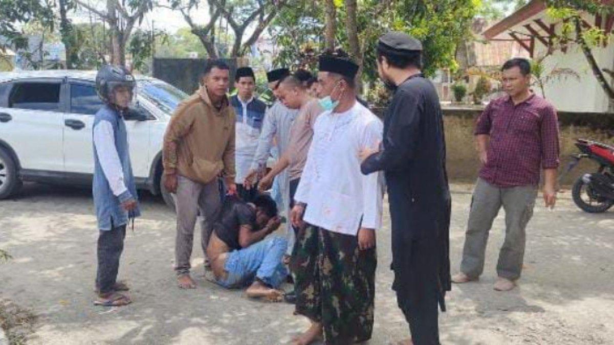 Pria di Kendari babak belur usai dihajar warga lantaran kepergok mencuri HP saat salat Jumat