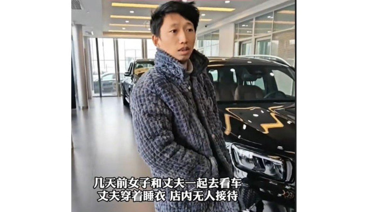 Pria dicuekin saat hendak membeli mobil gegara pakaiannya sederhana