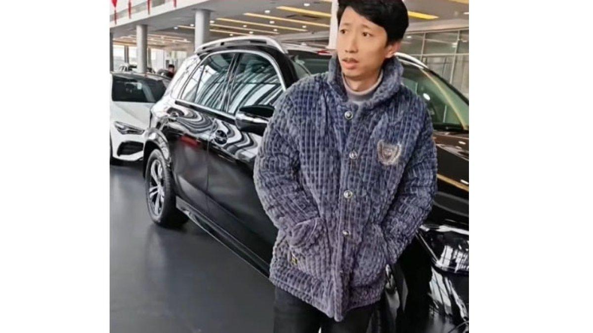 Pria dicuekin saat hendak membeli mobil