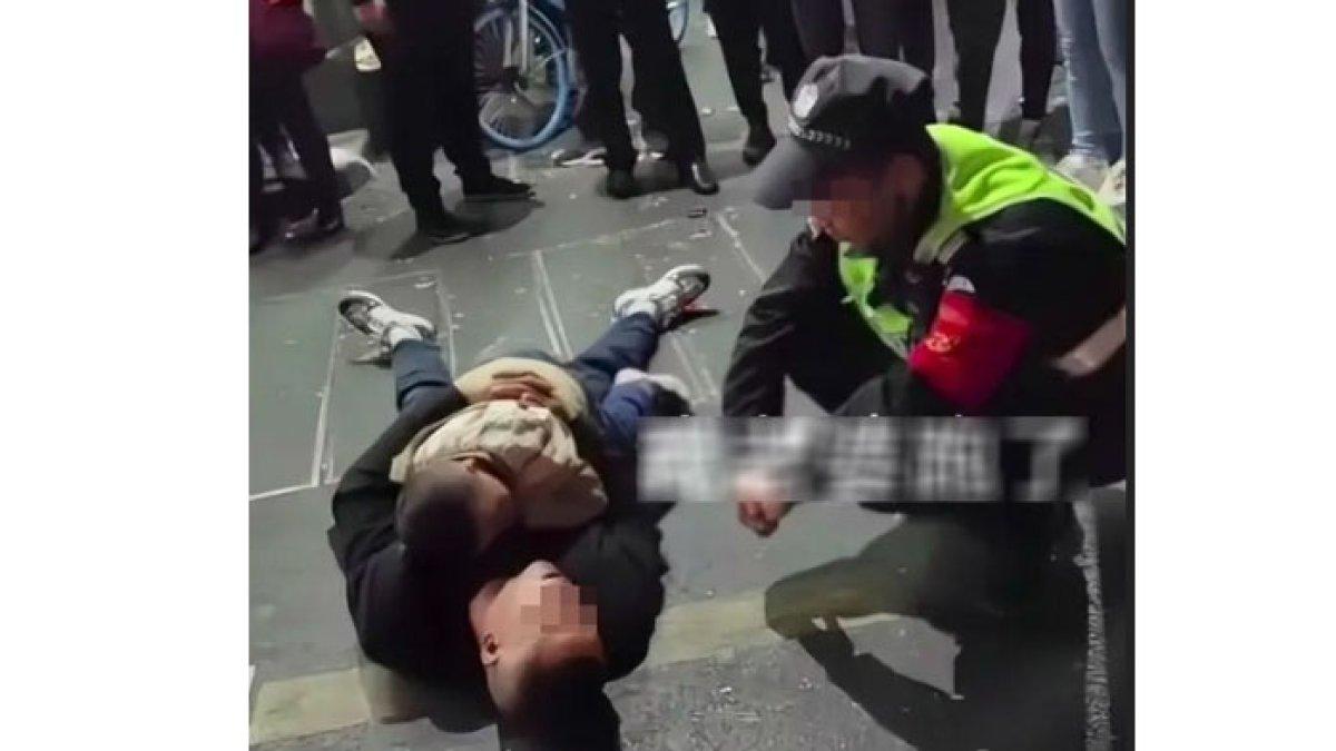 Pria nangis di tengah jalan sambil peluk anak.