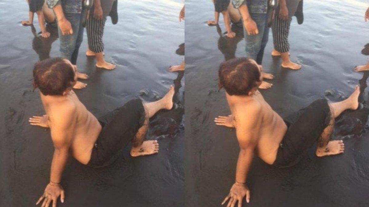 Pria tergulung mmbak di pantai Cucukan Gianyar, Bali.
