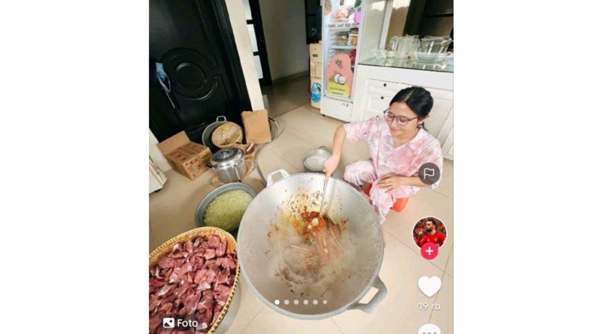 Prilly saat memasak.
