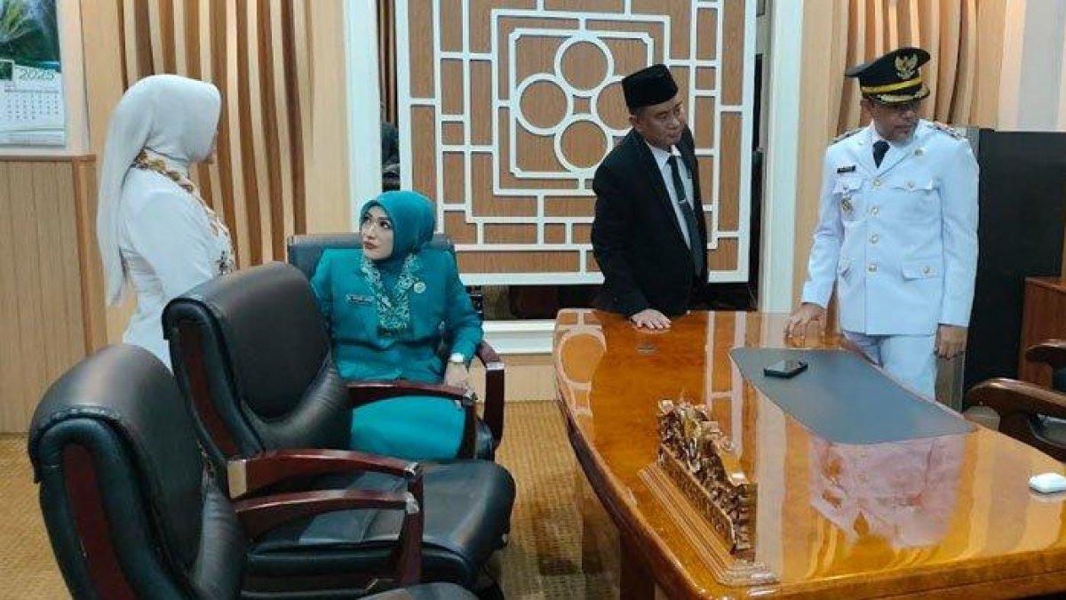 PROGRAM BUPATI PROBOLINGGO - Probolinggo Gus Haris ditemani Sekda Pemkab Probolinggo saat mengecek ruangan kerjanya, Senin (3/3/2025). Di hari pertama kerja, Gus Haris langsung singgung sinergitas antar OPD hingga kemiskinan.