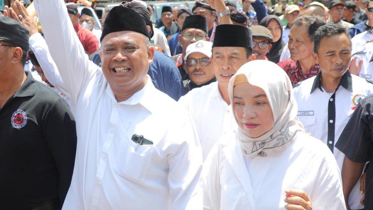 HARDA KISWAYA - Harda Kiswaya (kiri) saat menyapa para masyarakat diunduh dari Instagram Jumat (21/3/2025). Harda Kiswaya merupakan pemenang Pilkada Sleman 2025.