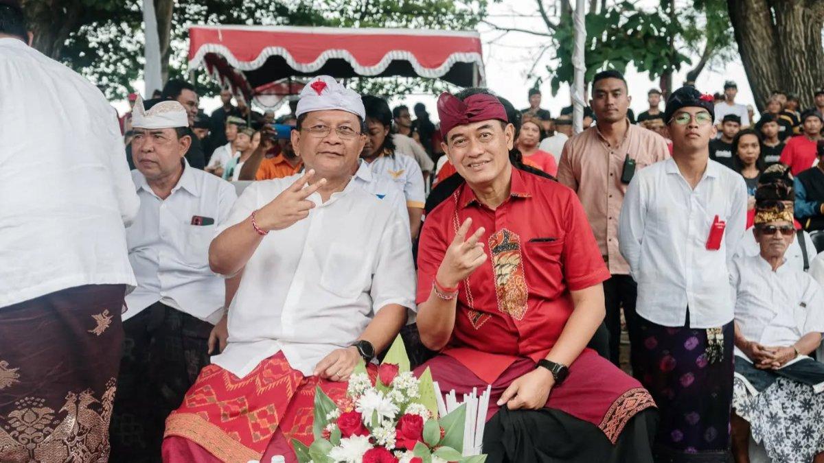 PELANTIKAN KEPALA DAERAH - Pasangan bupati dan wakil bupati terpilih Buleleng, Nyoman Sutjidra dan Gede Supriatna.