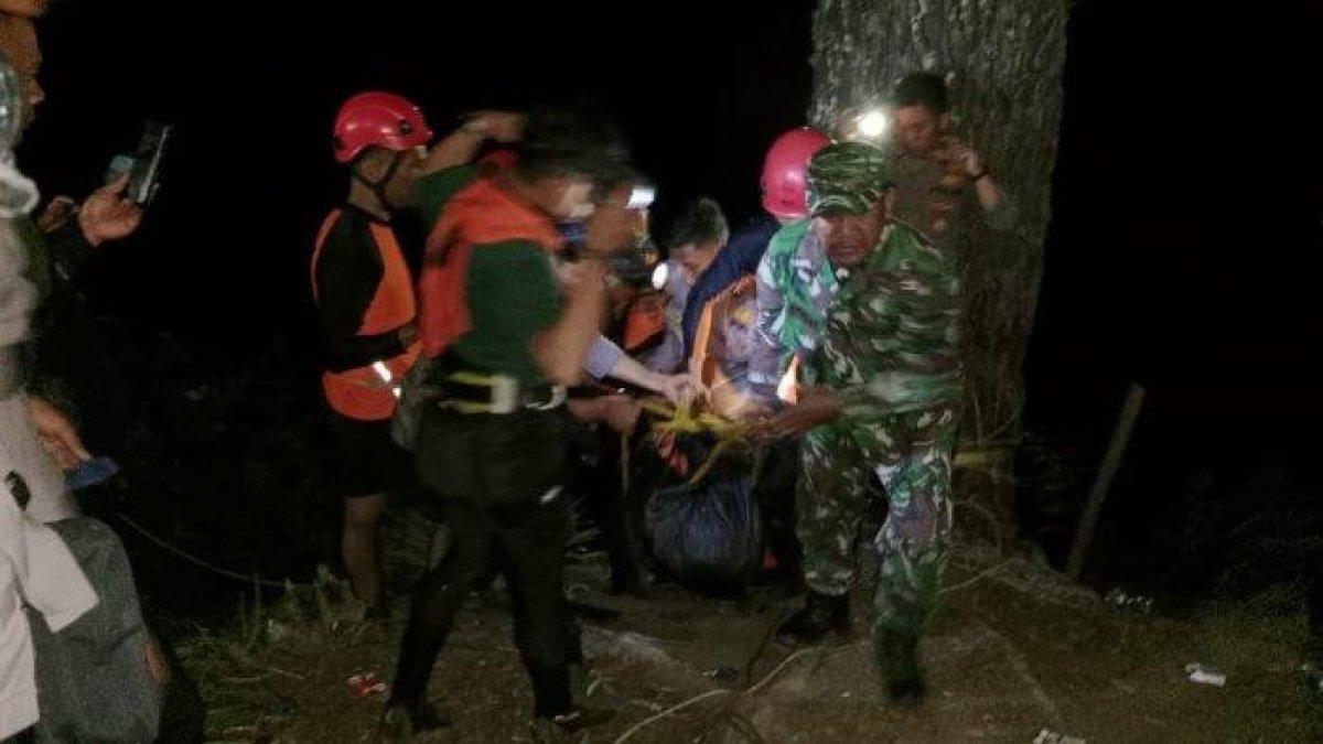 Proses evakuasi Raheliva Malau, gadis SMA yang terjatuh ke Sungai Siponot, Sumut