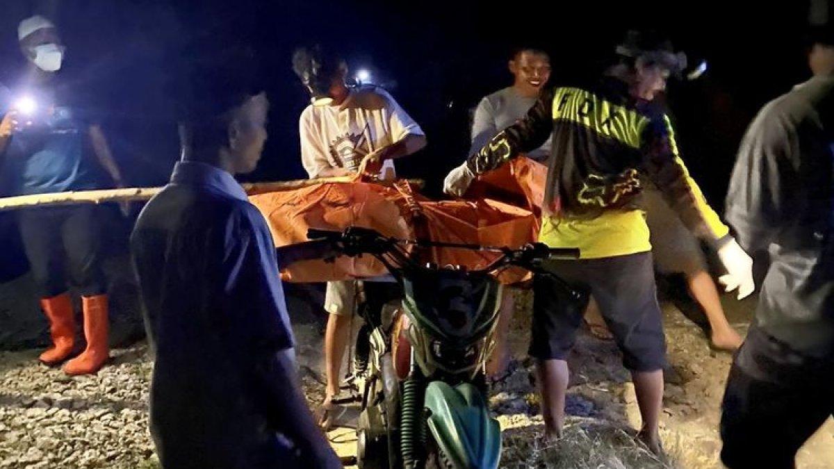 Proses evakuasi jasad tanpa kepala di Kecamatan Ketapang, Lampung Selatan pada Rabu (6/9/2023) malam.