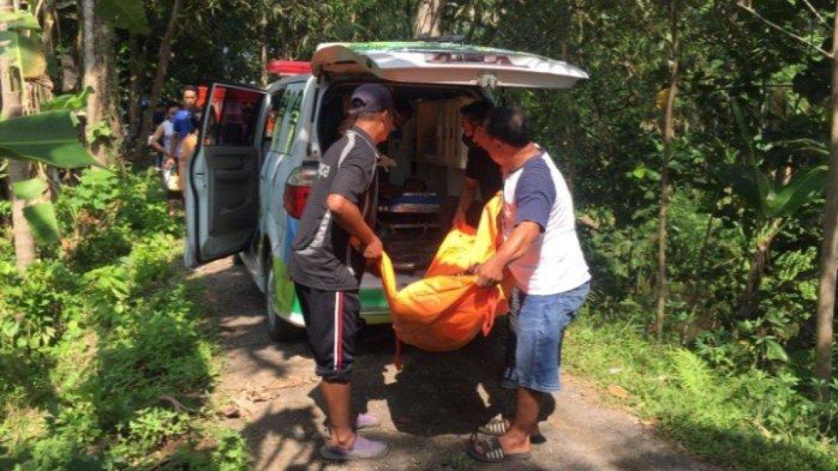 Proses evakuasi pria gantung diri di Jembrana, Bali